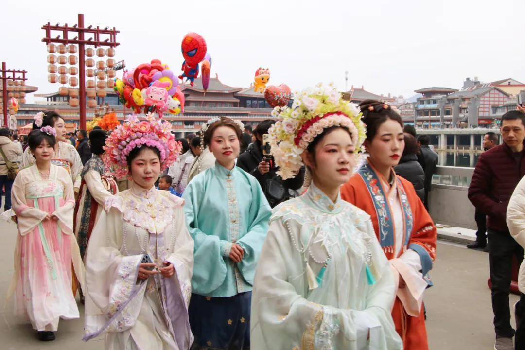 我們的節(jié)日·歡樂中國年丨西鄉(xiāng)：漢服巡游！太！驚！艷！