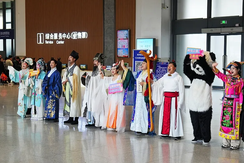 張騫、諸葛亮、“秦嶺四寶”齊現(xiàn)高鐵站，文化氛圍拉滿！