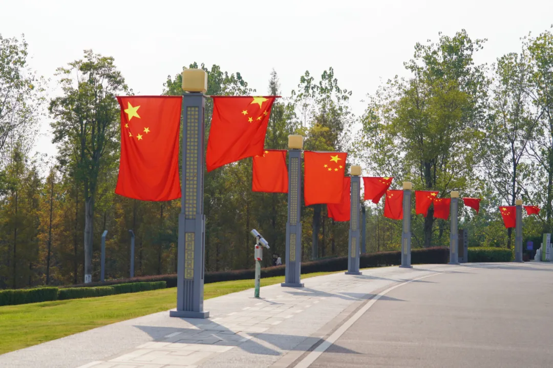 視覺(jué)漢臺(tái) | 國(guó)慶氛圍感拉滿！“中國(guó)紅”扮靚漢臺(tái)街頭