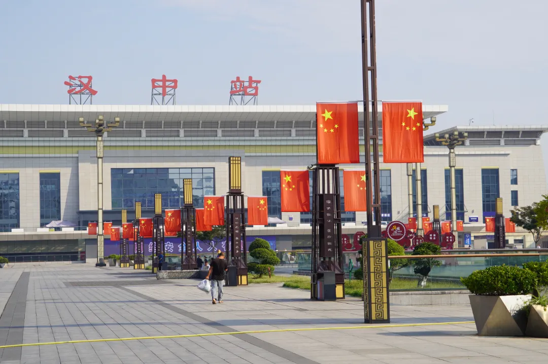 視覺(jué)漢臺(tái) | 國(guó)慶氛圍感拉滿！“中國(guó)紅”扮靚漢臺(tái)街頭