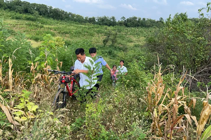 漢中一位老人被困在山里，多虧他們