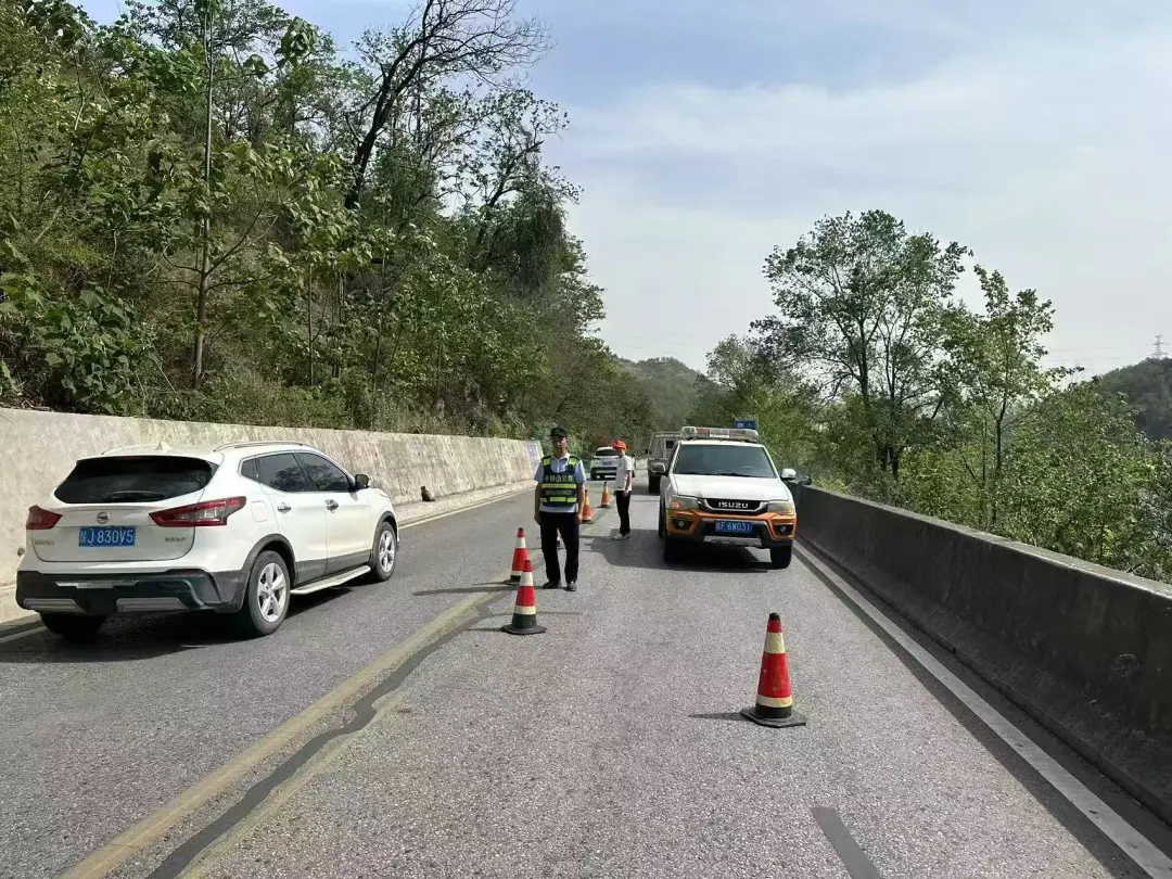 35分鐘火速撲滅！公路人變身消防員 →