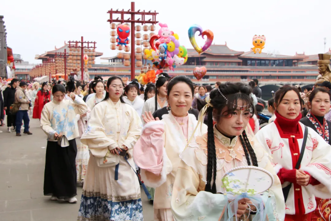 我們的節(jié)日·歡樂中國年丨西鄉(xiāng)：漢服巡游！太！驚！艷！