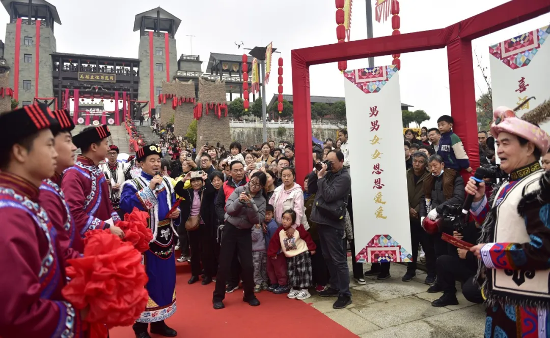 寧強(qiáng)“情定羌州·緣來(lái)是你”大型羌族集體婚禮浪漫開啟