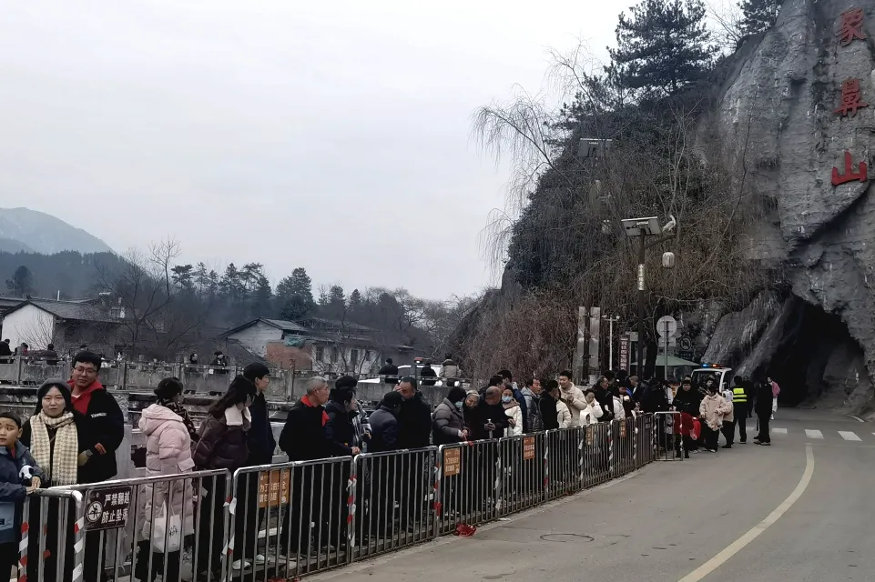 新年第一天，洋縣長青華陽景區(qū)迎來蛇年開門紅~