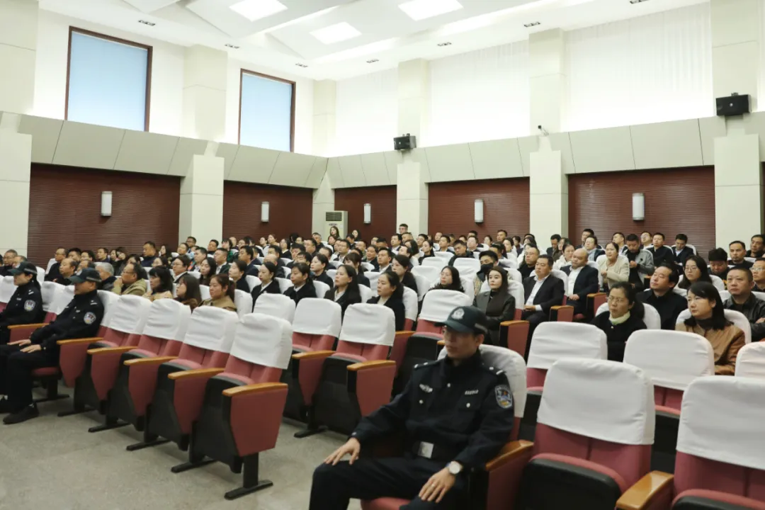 漢中一公職人員受賄公開受審，130余名干部職工到庭旁聽