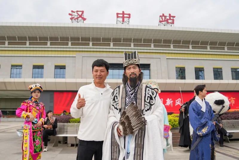 張騫、諸葛亮、“秦嶺四寶”齊現(xiàn)高鐵站，文化氛圍拉滿！