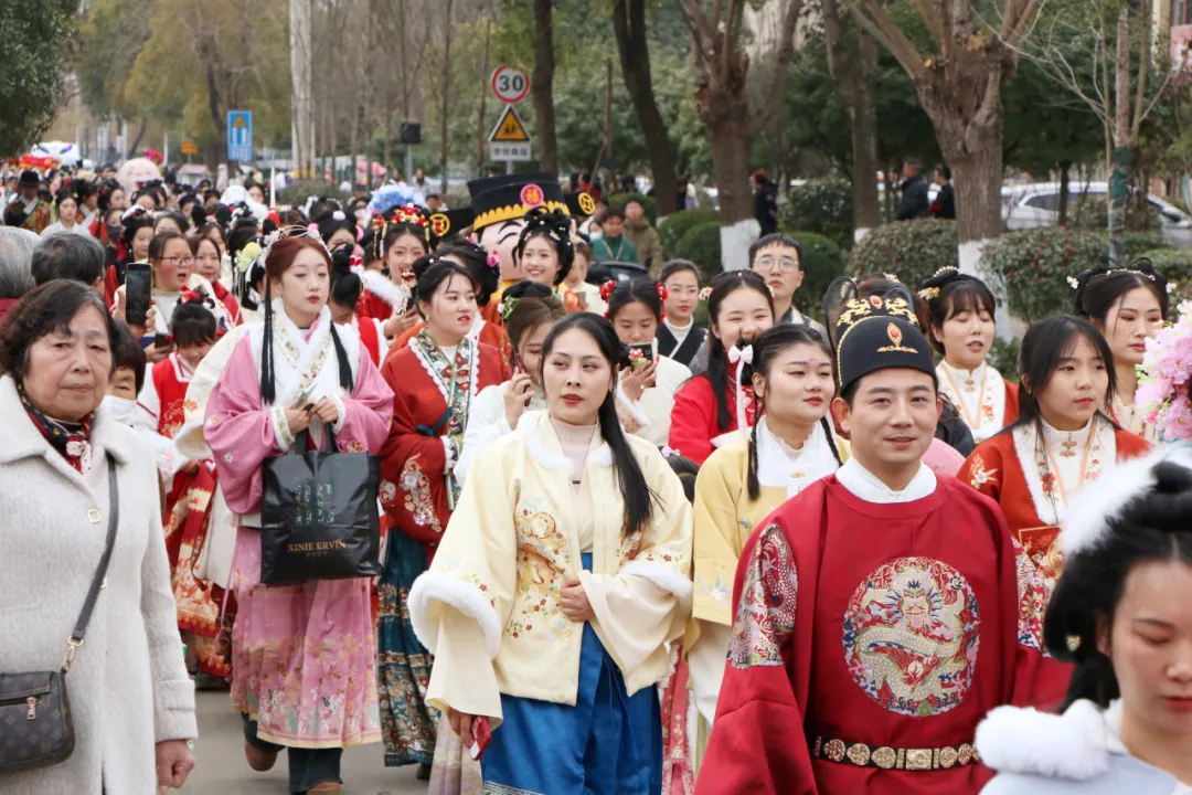 我們的節(jié)日·歡樂中國年丨西鄉(xiāng)：漢服巡游！太！驚！艷！