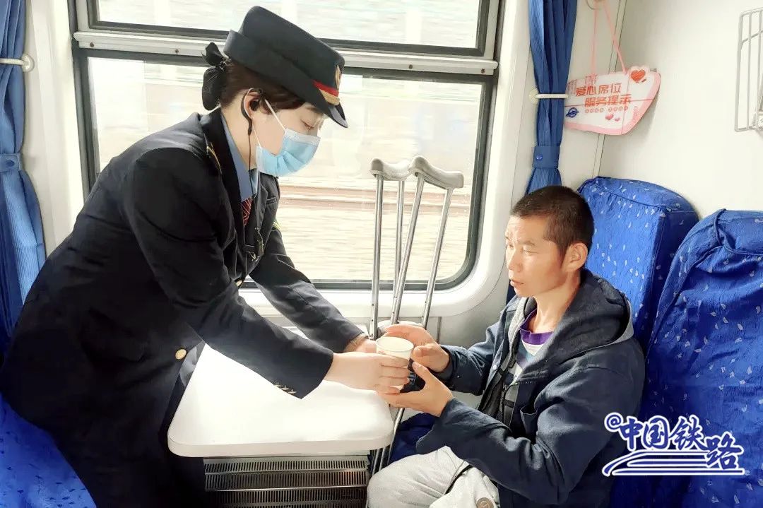 老鄉(xiāng)叫它“雙節(jié)棍”！這列經(jīng)過漢中的火車可能是中國最短的