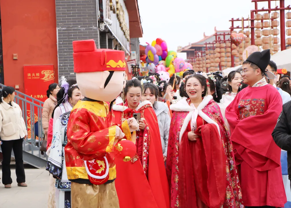 我們的節(jié)日·歡樂中國年丨西鄉(xiāng)：漢服巡游！太！驚！艷！