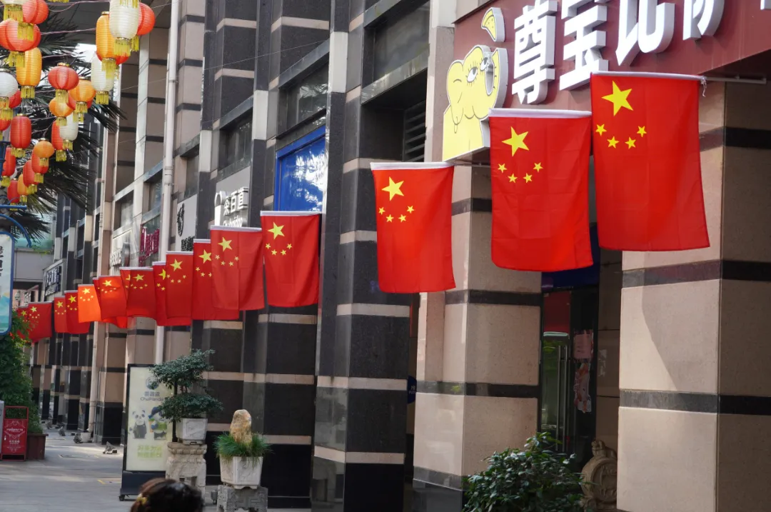視覺(jué)漢臺(tái) | 國(guó)慶氛圍感拉滿！“中國(guó)紅”扮靚漢臺(tái)街頭