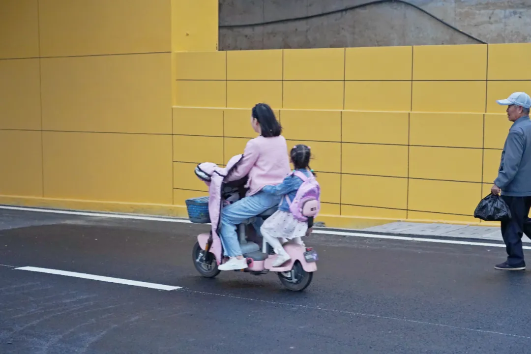出行方便了！漢中興漢新區(qū)惠府路主車道通車！