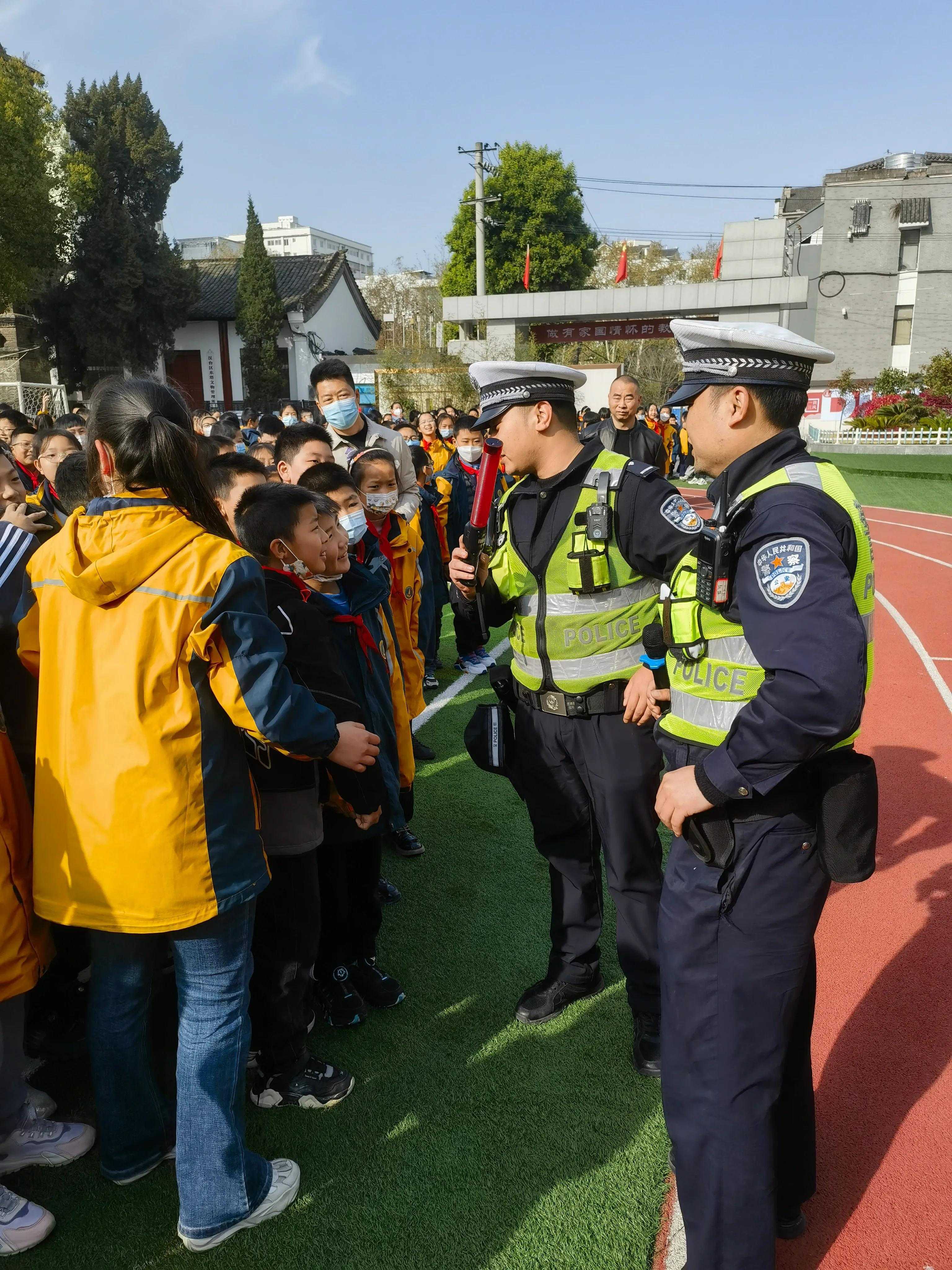 【全國中小學(xué)生安全教育日】漢中交警一大隊開講啦！