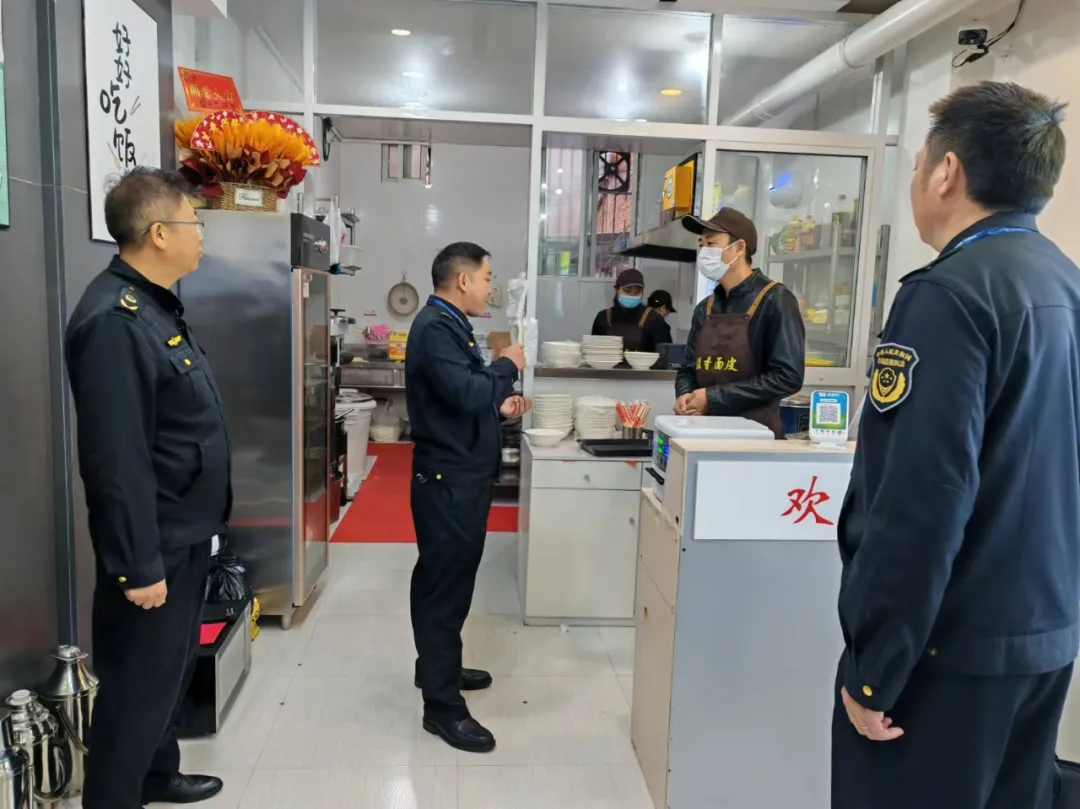 發(fā)現(xiàn)食品安全問(wèn)題120條！漢中8戶商家被當(dāng)場(chǎng)處罰