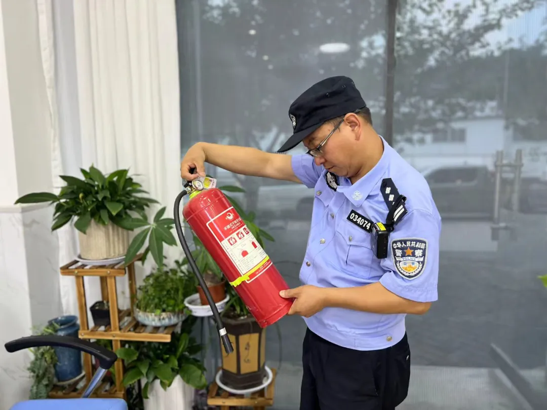 留壩縣公安局“五強(qiáng)化”扎實(shí)開展夏夜治安巡查宣防集中統(tǒng)一行動(dòng)
