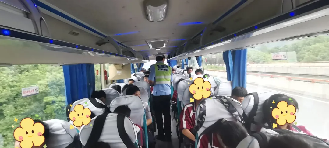 大巴故障46名學(xué)生被困高速，漢中交警迅速救援保平安