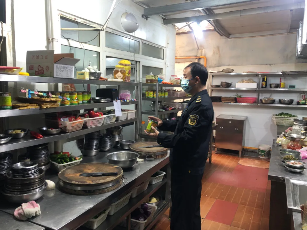 發(fā)現(xiàn)食品安全問(wèn)題120條！漢中8戶商家被當(dāng)場(chǎng)處罰