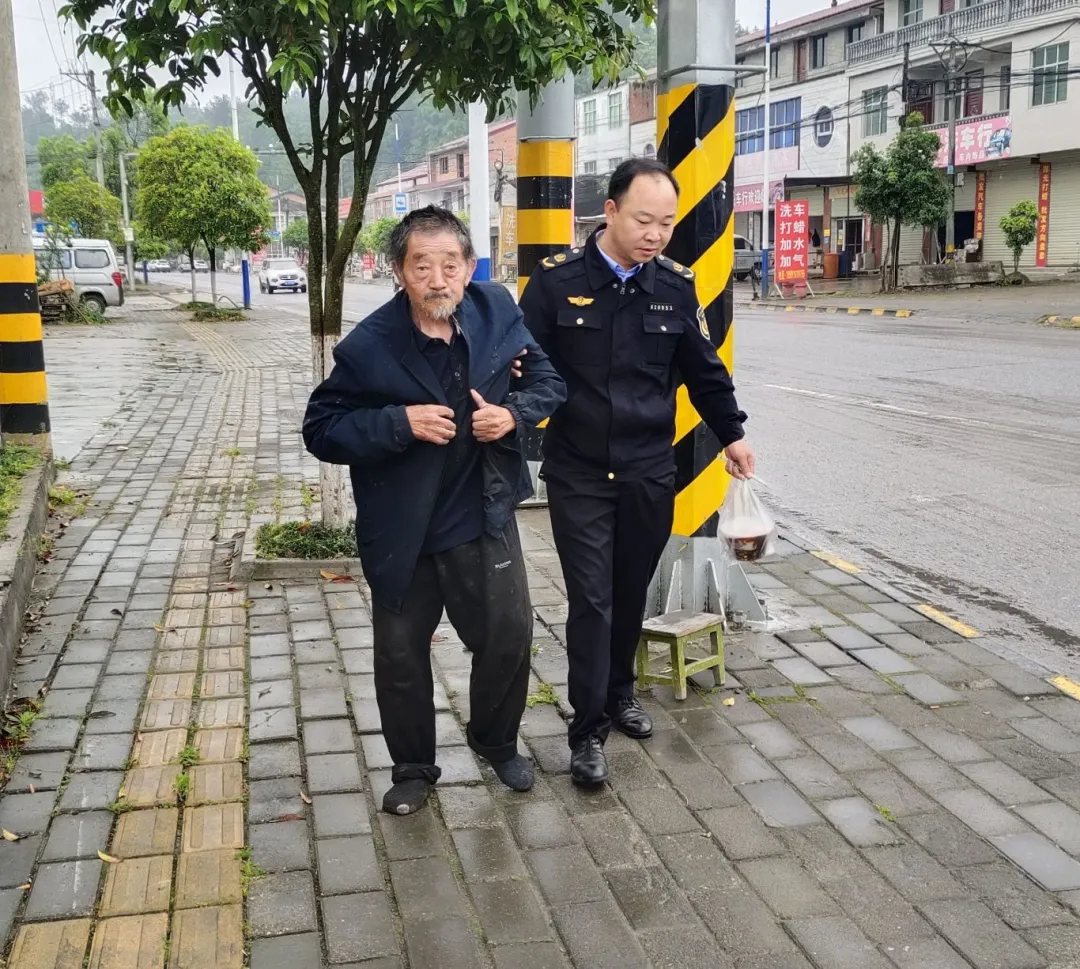 暖心︱八旬老人迷路，公路人幫助回家