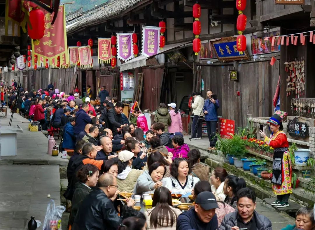 中國(guó)·青木川第七屆千人百桌輔唐宴開(kāi)席