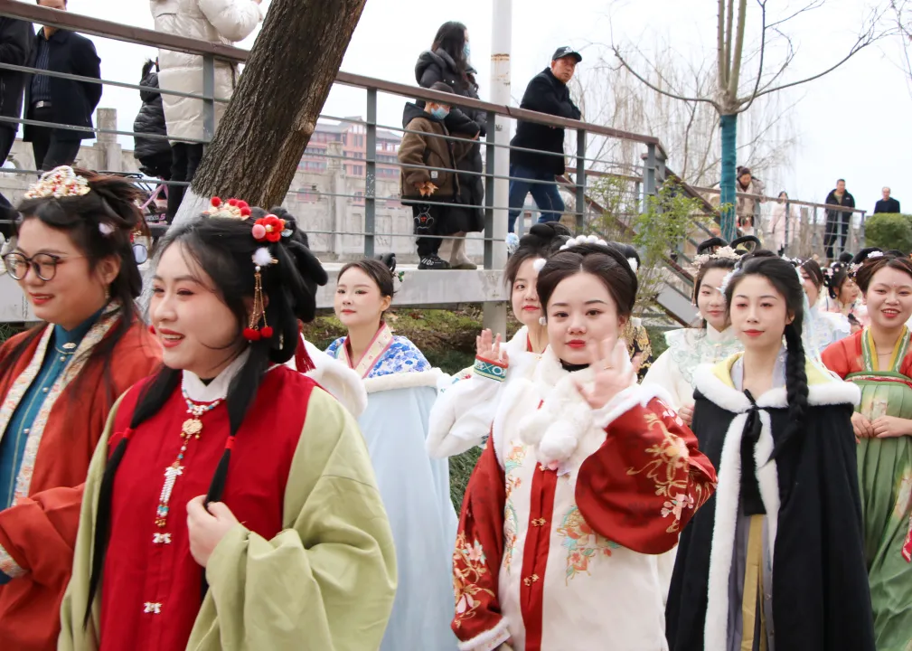 我們的節(jié)日·歡樂中國年丨西鄉(xiāng)：漢服巡游！太！驚！艷！
