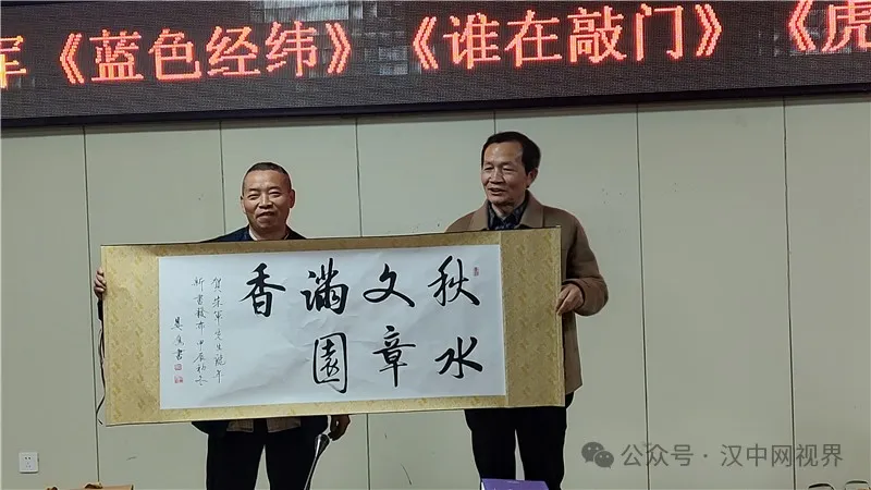 作家朱軍《藍(lán)色經(jīng)緯》等三部文學(xué)新著發(fā)布座談會(huì)召開