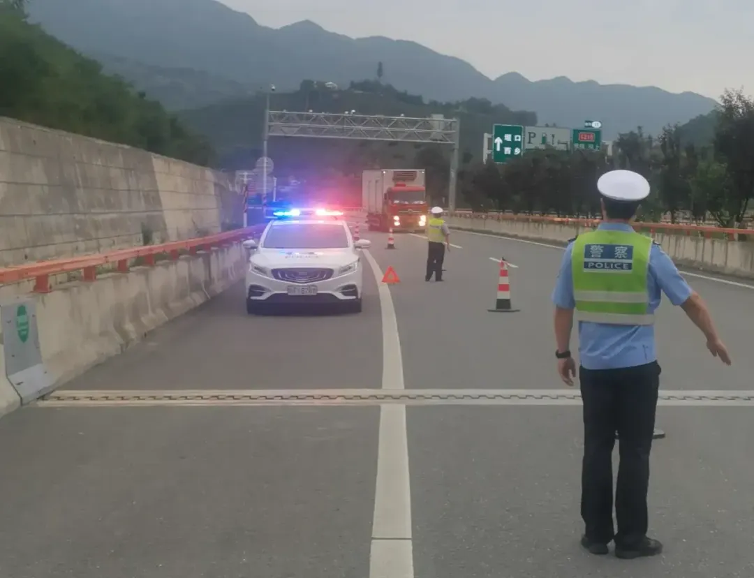 大巴故障46名學(xué)生被困高速，漢中交警迅速救援保平安