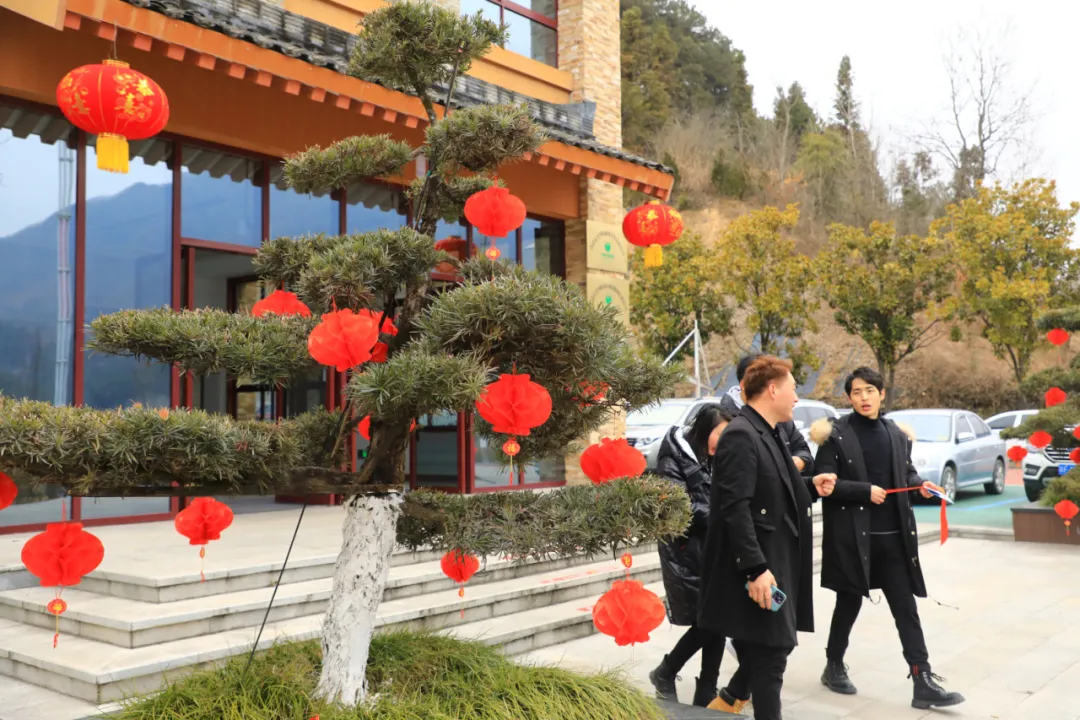 新年第一天，洋縣長青華陽景區(qū)迎來蛇年開門紅~