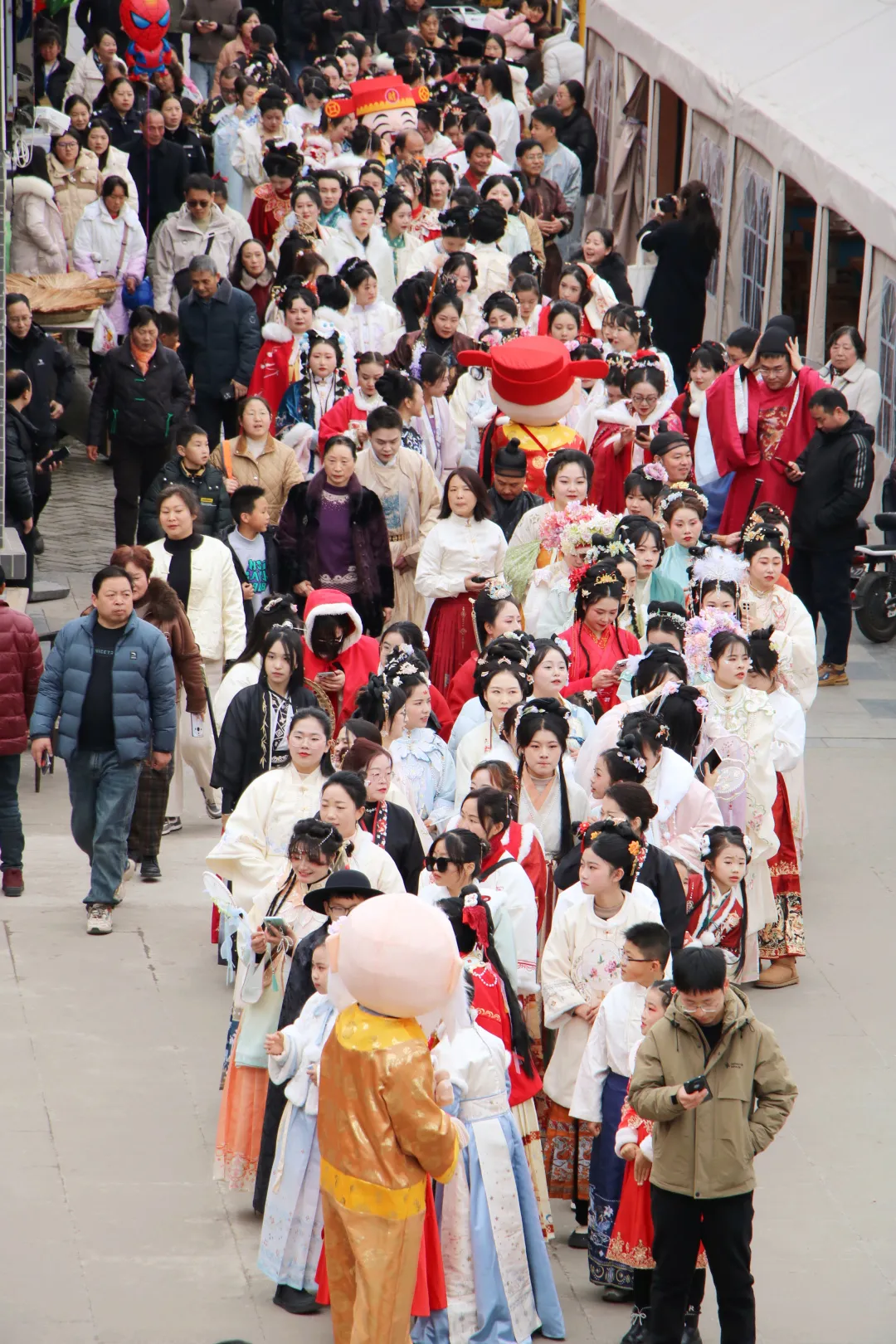 我們的節(jié)日·歡樂中國年丨西鄉(xiāng)：漢服巡游！太！驚！艷！