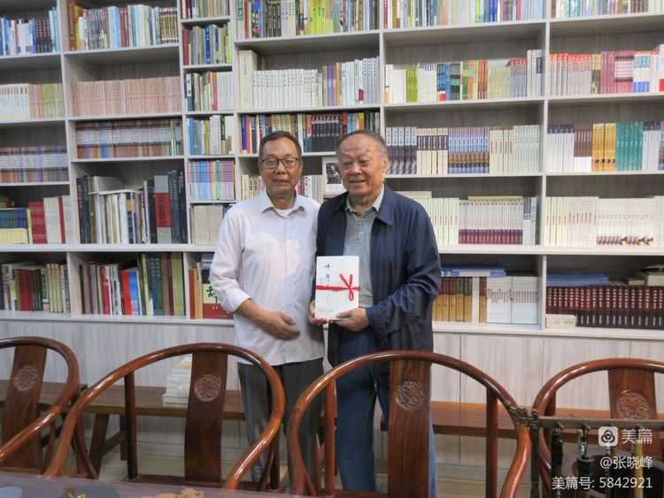 漢中老年大學(xué)詩(shī)詞學(xué)會(huì)參訪王蓬文學(xué)館紀(jì)實(shí)