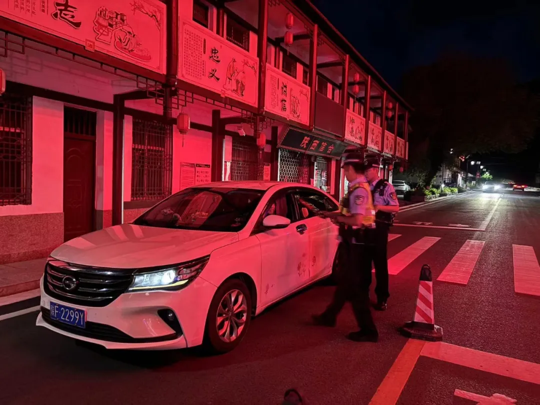 留壩縣公安局“五強(qiáng)化”扎實(shí)開展夏夜治安巡查宣防集中統(tǒng)一行動(dòng)