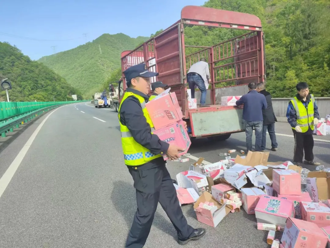 貨車側(cè)翻“爆”裝備，漢中的他們化身“搬運小哥”！?
