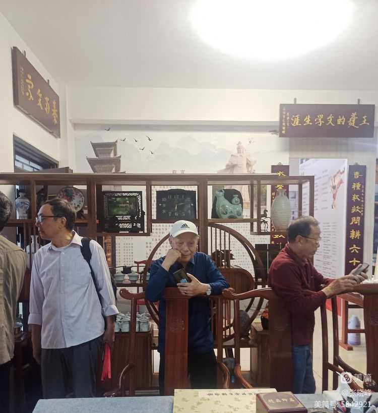 漢中老年大學(xué)詩(shī)詞學(xué)會(huì)參訪王蓬文學(xué)館紀(jì)實(shí)